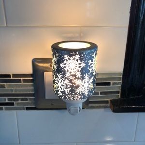 Scentsy Falling Snowflake Wax Warmer Plug In
